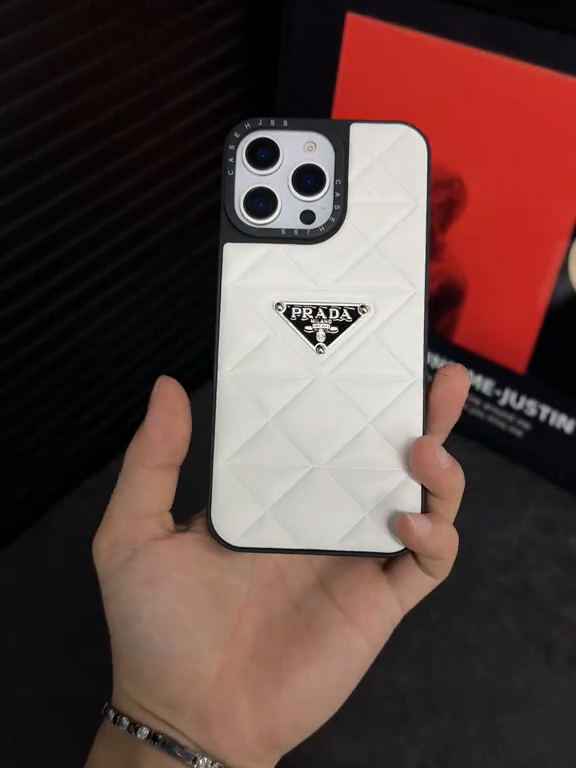 普拉達皮質金屬立標格菱紋手機殼